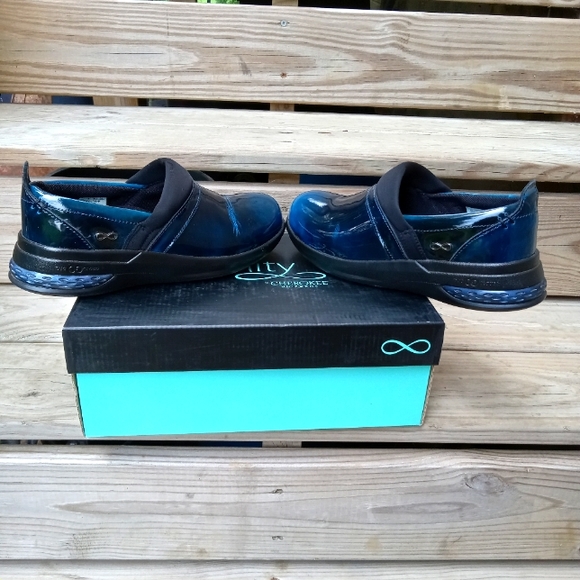 Infinity By Cherokee Stride Clogs/Size 7.5 - Picture 6 of 12